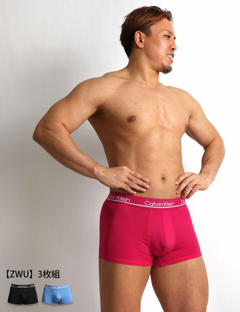 男性モデルがCalvin Kleinのレッドのローライズボクサーパンツを着用。 鮮やかなカラーとソフトな肌触りが特徴のマイクロファイバー素材3枚セット。