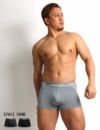 男性モデルがCalvin Kleinのグレーのローライズボクサーパンツを着用。 落ち着いたトーンでデイリーに使いやすい、吸汗速乾タイプの3枚セット。