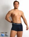 男性モデルがCalvin Kleinのネイビーのローライズボクサーパンツを着用。 シックな色合いで通気性と伸縮性に優れたマイクロファイバー素材の3枚セット。