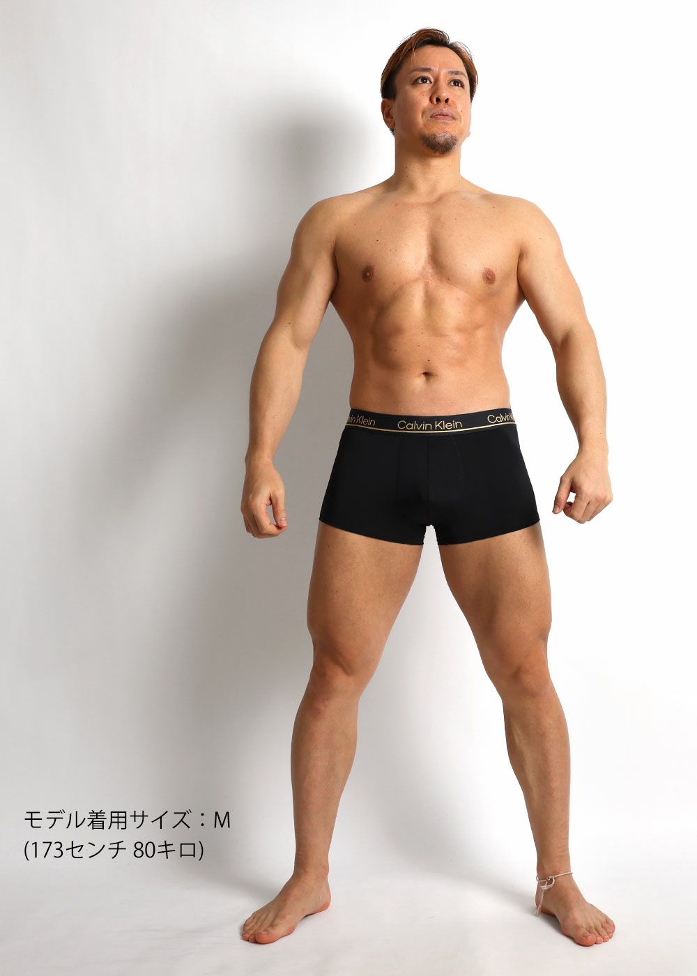 男性モデルがCalvin Kleinのローライズボクサーパンツ（Mサイズ）を着用。 吸汗速乾性のあるソフトマイクロファイバー素材で、フィット感のあるブラックカラー。 商品名：3枚セット カルバンクライン CK Microfiber Plus メンズ下着。